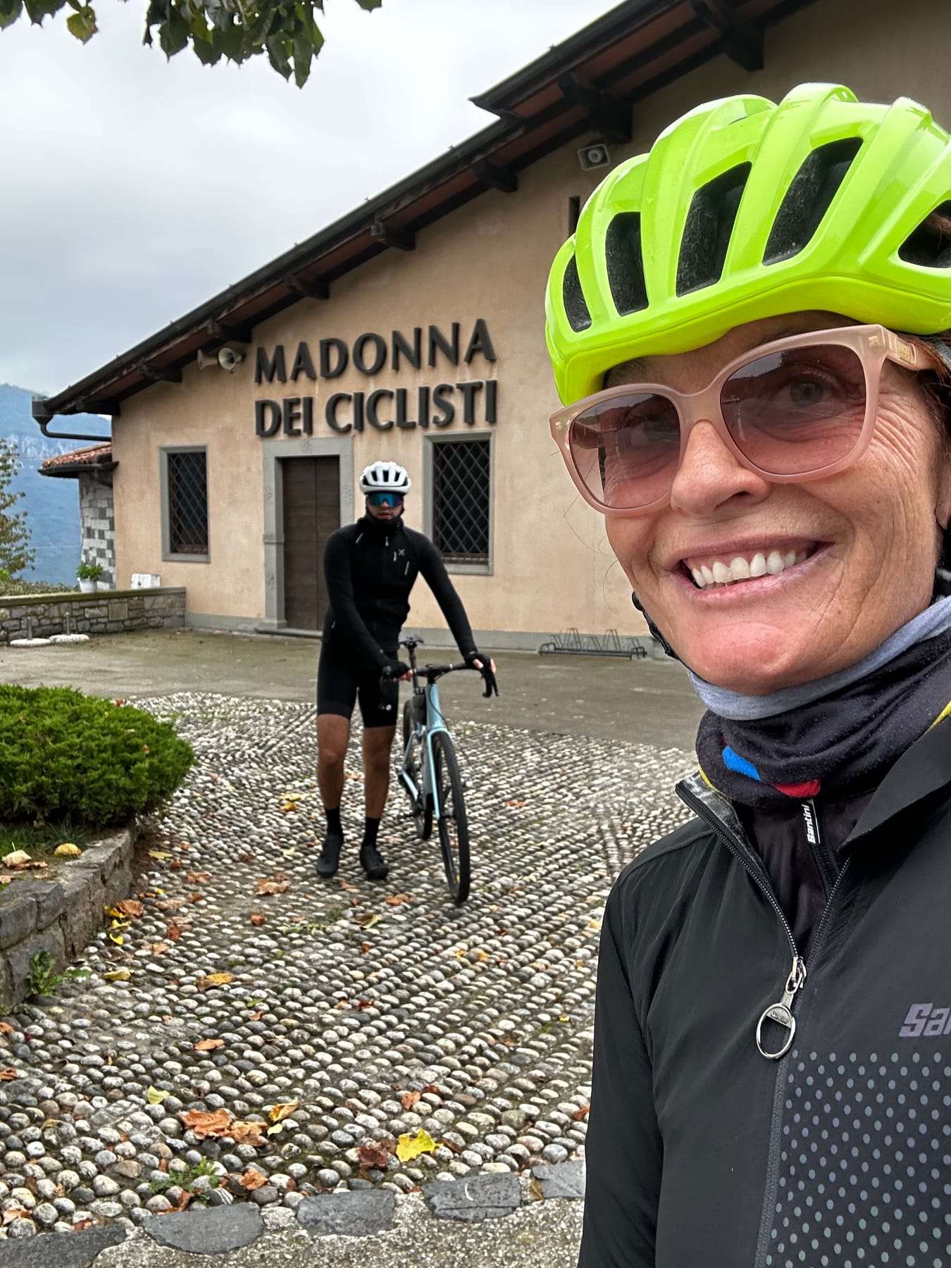Silvia in bicicletta nei dintorni di Bergamo